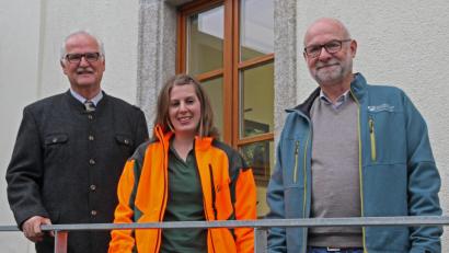 Bild: nm
Stefan Bösl (links) und Ingo Greim wünschen ihrer neuen Kollegin Michaela Hamann einen guten Start für ihre Arbeit im Pleysteiner Revier.