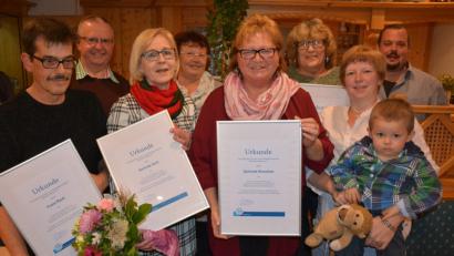 Bild: jr
Urkunden und Geschenke gab es für langjährige Mitarbeiter der „Petersklause“. Im Bild (vorne, von links) Franz Riedl, Gerlinde Härtl, Gerlinde Brandner und Martina Lang mit Sohn Felix sowie (hinten, von links) Gerhard und Gerlinde Lang, Anneliese Mathes und Gerhard Lang junior.
