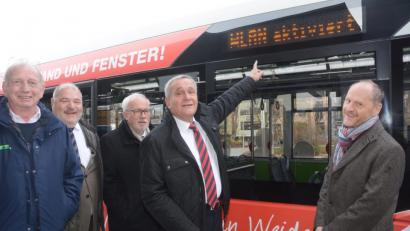 Bild: Gabi Schönberger
"WLAN aktiviert" steht auf dem Stadtbus, an dem Oberbürgermeister Kurt Seggewiß am Dienstag symbolisch das freie Bayern W-LAN freigeschaltet hat. Bei der Erstfahrt ebenfalls dabei (von links): Anton Binder von der Firma Wies, Wolfgang Wies, Betreiber der Stadtbus Weiden, Rechts- und Sozialdezernent Hermann Hubmann sowie Ordnungsamtsleiter Reinhold Gailer.