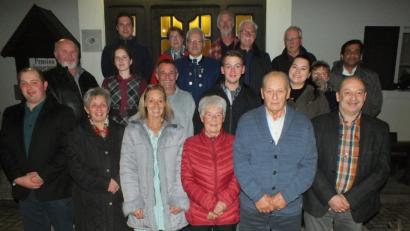 Bild: soj
Viele Gratulanten kommen in den Gasthof Bergblick, um mit Valentin Filberth (vorne, Zweiter von rechts) seinen 80.Geburtstag zu feiern.