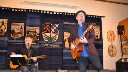 Bild: gi
Das Publikum ist vom neuen Programm „Mei, Oberpfalz!“ des Liedermachers Hubert Treml begeistert. Er bescherte den Besuchern einen Abend mit Herz, Humor und zum Nachdenken. Gitarrist Robert Prill begleitete ihn.