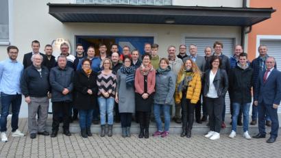 Bild: jr
Zahlreiche Mitglieder zeichnete der TSV Konnersreuth für ihre Verdienste und jahrzehntelange Mitgliedschaft aus. Vorsitzender Maximilian Siller, BLSV-Kreisvorsitzender Andreas Malzer (von links) sowie Bürgermeister Max Bindl (rechts) nahmen die Ehrungen vor.