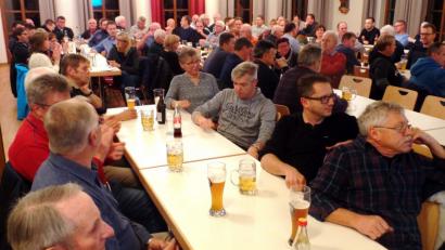 Bild: Brendel, Hubert (BR)
In der gut besuchten Bürgerversammlung im Pfarrheim sind die vielen Wortmeldungen ein Zeichen dafür, dass den Bürgern einiges unter den Nägeln brennt.