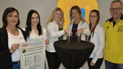Bild: jr
Zum 4. Mal lädt der SV Steinmühle am 6. Januar 2019 zum Neujahrscup in die Mitterteicher Mehrzweckhalle ein. Das Bild zeigt bei der Auslosung (von links) Bettina Lindner, Ramona Bäuml, Johanna Lindner, Janina Zeus, Angela Übelacker und Turnierleiter Jochen Zimmert.