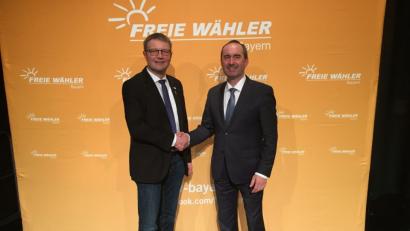 Bild: exb
Freie-Wähler-Chef Hubert Aiwanger gratuliert seinem neuen Stellvertreter Hans Martin Grötsch (links) aus Königstein.