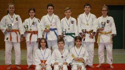 Bild: tra
Das gesamte Jahr über sammelten die Nachwuchs-Judokas bei Turnieren, Lehrgängen und Meisterschaften Punkte für die Top-Ten-Wertung. Die besten zehn jeder Altersklasse wurden mit Pokalen ausgezeichnet, darunter von der DJK Ensdorf (hinten von links) Emilie Marschall, Mathilda Lauber, Natascha Lauber, Luis Pirzer, Andre Fruth, Jana Waldmann, (vorne von links) Rihanna Pridgen, Victor Wilhelm und Lina Waldmann.