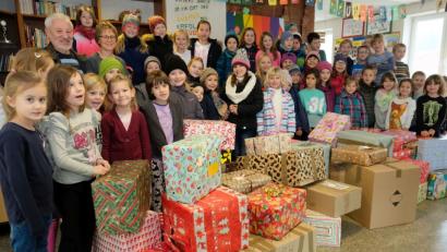 Bild: do
Unser Bild zeigt die spendenfreudigen Schulkinder mit Schulleiterin Gabriele Bodner und Hans Karl (links) mit den vielen großen und kleinen Geschenkpaketen.