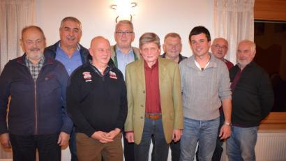 Bild: bnr
Johann Danzl (Fünfter von rechts) führt auch in den nächsten drei Jahren die Verkehrswacht Trausnitz. Mit im Bild (von links) Hubert Pröls, Josef Roth, Apotheker Wolfgang Endres, Bezirksvorsitzender Karl Beer, Ludwig Demleitner, Gerhard Hausknecht, Georg Blöth und Georg Klug.