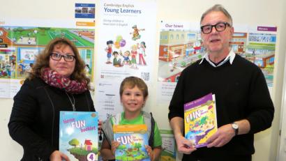 Bild: Hirsch
Englisch-Lehrer Peter Brycinski (rechts) wirbt bei den Eltern und Schülern für den Cambridge-Englisch-Kurs an der Privaten Döpfer-Grundschule.