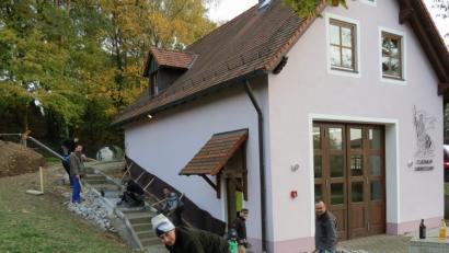 Bild: Köppl
Mitglieder der Feuerwehr Dürnersdorf haben etliche hundert ehrenamtliche Stunden investiert, um die Treppenanlage und den Außenbereich des Feuerwehrhauses in Trossau zu sanieren und neu zu gestalten.
