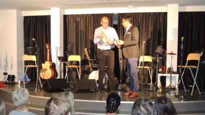 Bild: mor
Jürgen Schmidschneider vom Skiclub Pistenschwinger (links) bedankte sich bei Schulleiter Thomas Schmidt mit einer Spende für die Überlassung der Schul-Aula.