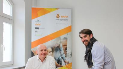 Bild: Wiesel/OTH Amberg-Weiden
Alexander Götz (links) beantwortet beim Wirtschaftskongress im ACC Fragen zu seinem Start-up-Unternehmen. Projektleiter Philipp Hermannsdörfer (rechts) stellt die Digitale Gründerinitiative vor.