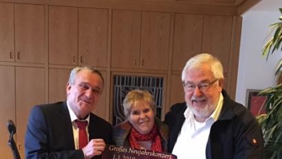 Bild: fvo
Kurt Seggewiß sowie Elfi und Nikolaus Globisch präsentieren das Neujahrskonzert.