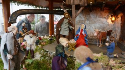 Bild: Gabi Schönberger
Seit 33 Jahren ist die Weihnachtskrippe auf dem Oktogon-Stadtbrunnen am Oberen Markt ein Hingucker. Sebastian Schott und Richard Weiß (links im Hintergrund) vom Stadtarchiv haben jedes Freude amAufbau.