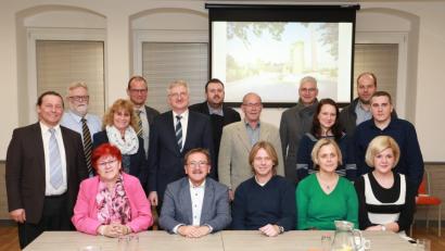 Bild: njn
Das gemeinsame EU-Projekt sowie der Austausch untereinander steht auf dem Programm der gemeinsamen Sitzung der Stadträte aus Erbendorf und Plesna im tschechischen Plesna. Mit auf dem Bild Bürgermeister Hans Donko (sitzend, Zweiter von links) und Plesnas Bürgermeister Petr Schaller (sitzend, Dritter von links).