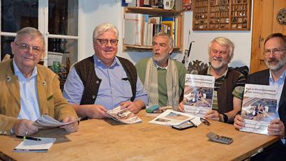 Bild: ü
Die Vorstellung der Publikation „Kalk aus Kirchenthumbach“ findet in der historischen Backstube bei Margit und Martin Kohl statt. Von links: Fritz Fürk, Jürgen Böhme, Kreisheimatpfleger Hannes Oberndorfer, Martin Kohl und Dr. Andreas Peterek.