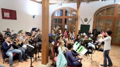 Bild: bö
Einfach man hingehen und zuhören: Im Lauterachtal kann man bei der Trachtenkapelle Hohenburg ein Musikinstrument erlernen.