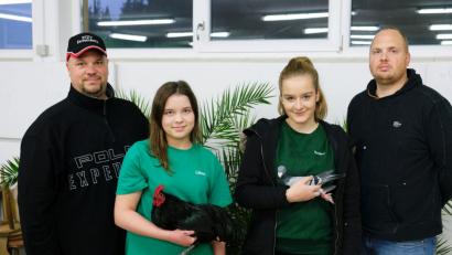 Bild: do
Die Jugend der Eschenbacher Kleintierzüchter freut sich über Ehrungen auf bayerischer Ebene. Céline Plohmann (Zweite von links) und Bettina Dobmeier werden mit ihren Schätzen bei der Landesjugendschau bayerische Meister. Es gratulieren Zuchtwart Jürgen Plohmann (links) und zweiter Vorsitzender Alexander Sporr (rechts).