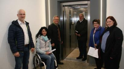 Bild: wro
Mit dem neuen Aufzug ist jedes Stockwerk bequem erreichbar. Im Bild von links: Geschäftsleiter Thomas Weiß, Doris Scharnagl-Lindinger, Bürgermeister Toni Dutz, Reinhard Schön, Irmgard Hegen und Christina Ponader.
