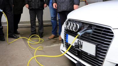 Bild: Gerhard Götz
Naabwiesenparkhaus: Wiederinbetriebnahme der Stromtankstelle. Bild: Götz