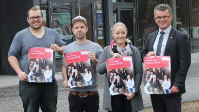 Bild: sns
Bürgermeister Martin Birner, Stadtmanagerin Ulrike Meixner und die "Esszimmer"-Pächter Matthias Bartzyk und Martin Pongratz und (von rechts) rühren die Werbetrommel für den Stadtball.