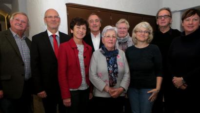 Bild: Hirsch
Das Führungsgremium des Mietervereins Schwandorf und Umgebung (von links): Helmut Hey, Richard Wagner, zweite Bürgermeisterin Ulrike Roidl, Franz Schindler, Helga Riehl, Anneliese Langer, Andrea Spachtholz, Wolfgang Ebner und Evi Thanheiser.