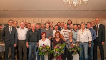 Bild: exb
Sie bewältigen seit Jahrzehnten Herausforderungen und bereichern das Unternehmen. Dafür danken die Verantwortlichen des Bauunternehmens Gollwitzer nun ihren Mitarbeitern.