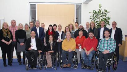 Bild: ads
Die Inklusionsbeauftragten bei der Schulung des Inklusionsbündnisses Amberg-Sulzbach mit dem Vorsitzenden Georg Dietrich (vorne links)und Landrat Richard Reisinger (Sechster von links).