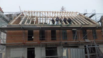 Bild: ibj
Trotz mancher Probleme, besonders mit dem Untergrund, liegt die Baumaßnahme im Plan und kann Richtfest für das neue Gebäude der Hahnbacher Gemeindebücherei gefeiert werden.