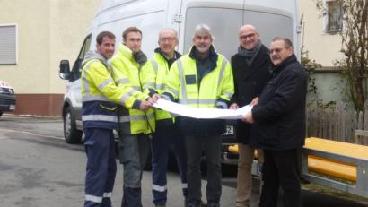 Bild: mad
Marktrat Franz Stockerl, Bürgermeister Maximilian Beer, Projektleiter Martin Gierl sowie die Firmenvertreter Udo Herwig, Simon Schlagenhaufer und Miroslav Halir (von rechts) freuen sich über den erfolgreichen Erdgasanschluss in Zangenstein.