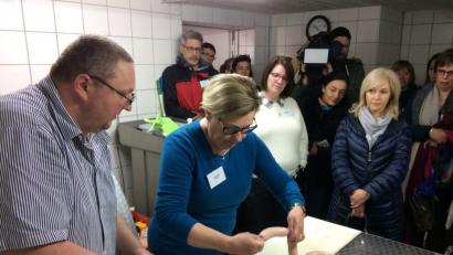 Bild: stn
Highlight bei der Tagung wie auch beim Jugendaustausch ist der "Bratwurst-Day" beim Neustädter Peter Reiser.