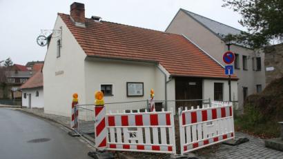 Bild: wro
Falkenberg bekommt Bayern-W-LAN. Über den Zweck der kleinen Baustelle an der alten Feuerwache, bzw. am Kommunbrauhaus informierte CSU-Marktrat Matthias Grundler.