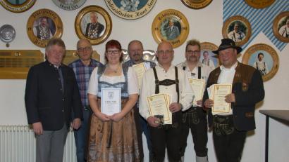 Bild: adj
Den erfolgreichen Schützen gratulieren Bürgermeister Erich Sperber (von links) und Sportleiter Gerhard Krapf: Bernhard Lang (von rechts), Richard Bäumler, Thomas Wildgans, Klaus Brunner und Heike Bäumler.