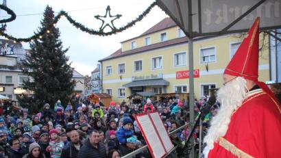 Bild: frd
Höhepunkt des Oberviechtachers Christkindlmarktes ist stets die Ankunft des Nikolaus. Der heilige Mann, der in Begleitung von Christkind und mehrerer Engel auftritt, verteilt auf dem Marktplatz Geschenke an die zahlreichen Besucher.