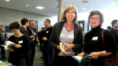 Bild: Hirsch
Tanja Schlagenhauer und Dagmar Nitsche (von rechts) wollen den Ackerboden gesund erhalten und holten sich Tipps beim "Bodentag" in Neunburg v.W.
