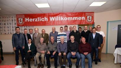 Bild: egl
Die Feuerwehr Haselmühl hat bei ihrem Kameradschaftsabend die treuen Mitglieder geehrt.