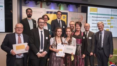 Bild: fabianvogl.com
Marlies Hoffmann (Dritte von rechts), die Rektorien der Mädchenrealschule, nahm mit ihren Schülerinnen Luisa und Sophia Grötsch (im Dirndl, von links) und Studienrat Simon Weidinger (Dritter von links) die Auszeichnungen entgegen.