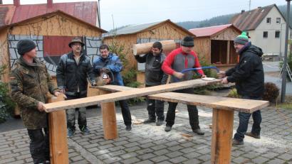Bild: pi
Hauptorganisator Martin Scheibl (Zweiter von rechts) und sein Team arbeiten fleißig und freuen sich schon auf den Adventsmarkt. Die Verkaufshäuschen stehen bereits.