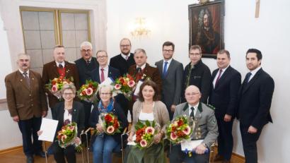 Bild: Gabi Schönberger
Das Ehrenzeichen des Ministerpräsidenten erhalten (sitzend, von links) Ingeborg Lebegern, Cornelia Wenzl,. Ulrike Guttenberger, Reinhold Baier, Harald Frischholz (stehend, Zweiter von links), Alfred Weiß (stehend, Vierter von links) und Alfred Popp (stehend, Fünfter von rechts).