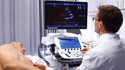 Bild: Klinikum/Gräß
Dr. Christoph Birner ist Chefarzt der Klinik für Innere Medizin I. In diesem Fall untersucht er das Herz eines Patienten per Ultraschall. Beim Ratgeber Gesundheit referiert der Mediziner über das Vorhofflimmern.