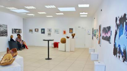 Bild: Thomas Dobler
Unter dem Label „Kunst-Lokal“ stellt eine Gruppe von Künstlern um die Schwandorferin Nicole Matschiner in den verwinkelten Räumen des Anwesens Friedrich-Ebert-Straße 5 bis Weihnachten ihre Werke aus - jeweils Freitag und Samstag.