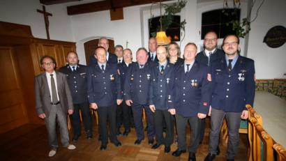 Bild: bjp
Acht Feuerwehrjubilare wurden im Gasthof Heining für 25 oder 40 aktive Dienstjahre geehrt. Es gratulierten Bürgermeister Werner Walberer, Kreisbrandmeister Jürgen Haider, Kreisbrandinspektor Wolfgang Schwarz, Bürgermeisterin Carmen Pepiuk/Trabitz und Landrat Andreas Meier (Erster, Zweiter, Fünfter, Zehnte und Zwölfter von links). Bild: bjp