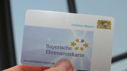 Bild: exb
In Amberg, den Landkreisen Neustadt und Tirschenreuth gibt es sie bereits. Ab Frühjahr 2019 auch in Weiden: Die Bayerische Ehrenamtskarte.
