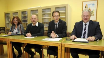 Bild: ge
Freude herrscht in der Berufsschule über die Aufwertung zum „Exzellenzzentrum“. Von links Sabine Fersch (stellvertretende Schulleiterin), Oberstudienrat Michael Breu, Schulleiter Oberstudiendirektor Bernhard Kleierl und Landrat Richard Reisinger.