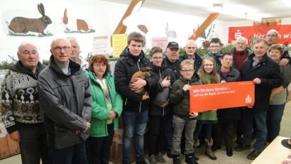 Bild: e
Der Kaninchenzuchtverein B 742 Amberg zeichnete die Sieger bei Rassekaninchenausstellung aus.