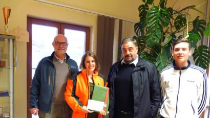 Bild: fvo
Ingo Greim, stellvertretender Betriebsleiter des Forstbetriebs Flossenbürg, Bürgermeister Josef Beimler und der Praktikant der Marktgemeinde Waldthurn Clemens Dobner begrüßen die neue Försterin Michaela Hamann.