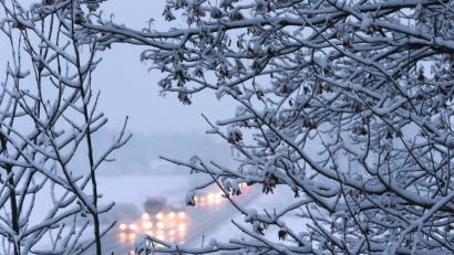Bild: Karl-Josef Hildenbrand/dpa
Unterthingau: Autos fahren im morgendlichen Berufsverkehr im Schneetreiben auf der B12.