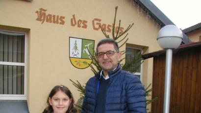 Bild: gis
Laura Sechser ist das Christkind der "21. Mehlmeiseler Weihnacht". Am kommenden Wochenende wird sie mit Bürgermeister Franz Tauber den Weihnachtsmarkt eröffnen.