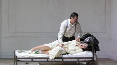Bild: Winfried Hösl
In der minimalistischen Inszenierung kommen Sänger und innere Figurendramaturgie bestens zur Wirkung. In den Hauptrollen Anja Hateros (Desdemona) und Jonas Kaufmann (Otello).