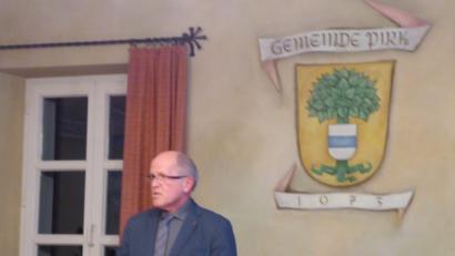 Bild: fsb
Bürgermeister Bauer erläutert bei seinem Jahresbericht die Bauprojekte.